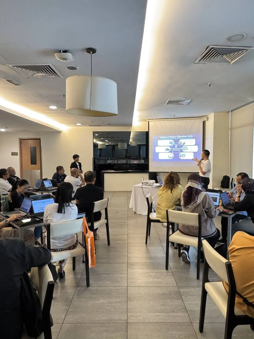 William speaking to faculty at UOW Malaysia KDU